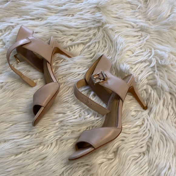 ANTONIO MELANI Shoes - Antonio Melani leather sole sandals size 5M excellent condition see photos